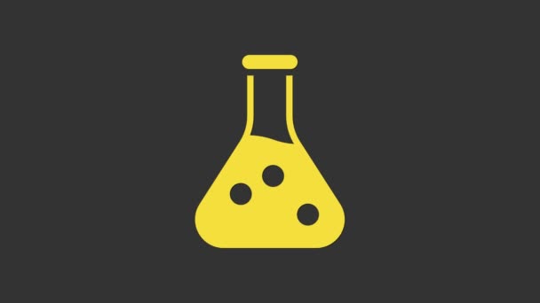 Tubo de ensayo amarillo e icono de prueba de laboratorio químico del frasco aislado sobre fondo gris. Signo de cristalería del laboratorio. Animación gráfica de vídeo 4K — Vídeos de Stock