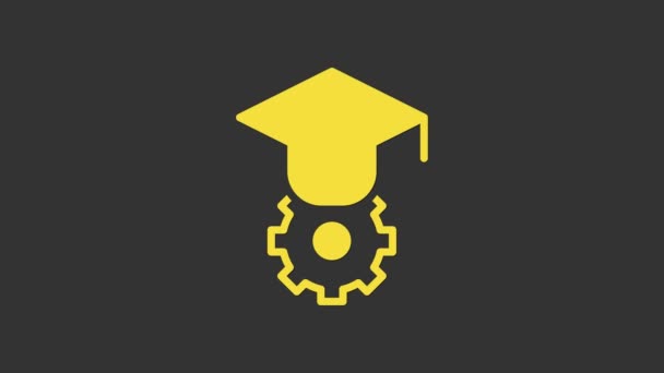 Ícone amarelo da tampa da graduação isolado no fundo cinzento. Chapéu de graduação com ícone de borla. Animação gráfica em movimento de vídeo 4K — Vídeo de Stock