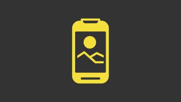 Smartphone amarillo, icono del teléfono móvil aislado sobre fondo gris. Animación gráfica de vídeo 4K — Vídeo de stock