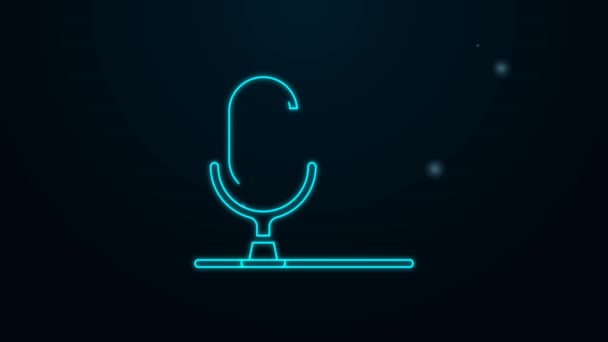 Linea neon incandescente icona del dispositivo vocale microfono isolato su sfondo nero. Interprete di microfoni e lettere alfabetiche. Animazione grafica 4K Video motion — Video Stock