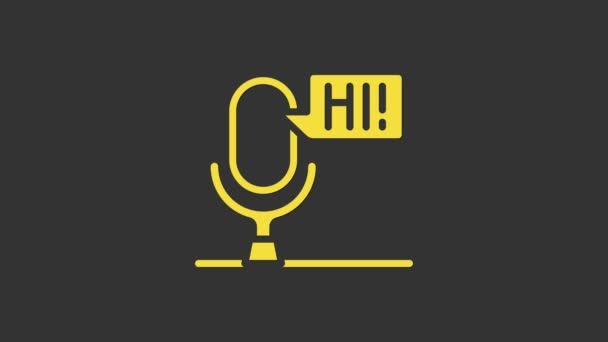 Icône du dispositif vocal jaune Microphone isolé sur fond gris. Interprète de microphone et lettres alphabétiques. Animation graphique de mouvement vidéo 4K — Video