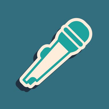 Yeşil mikrofon simgesi yeşil arkaplanda izole edildi. Radyodaki mikrofondan. Sözcü işareti. Uzun gölge tarzı. Vektör.