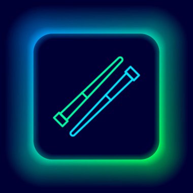 Parlayan neon hattı yemek çubukları simgesi siyah arka planda izole edilmiş. Asya yemekleri için tahta Kore çubukları. Doğulu aletler. Renkli taslak konsepti. Vektör