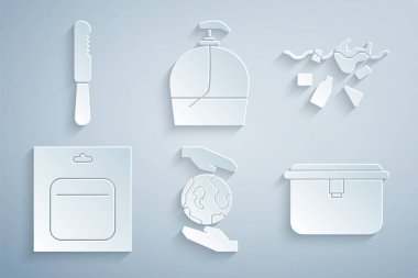 Set Hands holding Earth Globe, hava kirliliği gezegeni, pil, beslenme çantası, şişe sıvı sabun ve tek kullanımlık plastik bıçak ikonu. Vektör