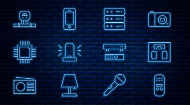 Hat Uzaktan Kontrolü, Banyo Ölçüleri, Sunucu, Veri, Web Sunucusu, Flasher Sireni, Mikrodevreli İşlemci, Akıllı Sensör, Multimedya ve TV kutusu ve Akıllı Telefon simgesi. Vektör