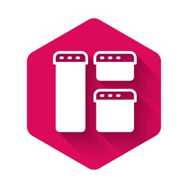 Beyaz Tarayıcı pencere simgesi uzun gölge arkaplanı ile izole edildi. Pembe altıgen düğmesi. Vektör