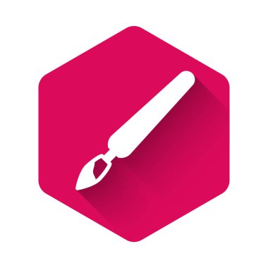 Beyaz boya fırça simgesi uzun gölge arkaplan izole. Pembe altıgen düğmesi. Vektör