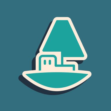 Yeşil oyuncak tekne simgesi yeşil arkaplanda izole edildi. Uzun gölge tarzı. Vektör