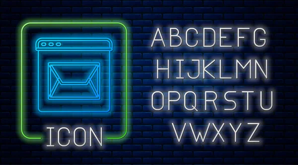 Brilhante neon Website e envelope, nova mensagem, ícone de correio isolado no fundo da parede de tijolo. Uso para boletins informativos de e-mail, cabeçalhos, posts de blog. Alfabeto claro de néon. Vetor —  Vetores de Stock