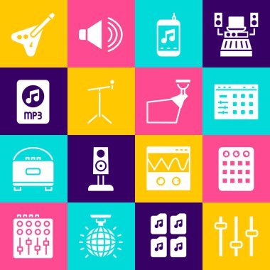 Müzik eşitleyicisini, bateri makinesini, çalgıcıyı, mikrofonu, MP3 dosya dökümanını, elektronik bas gitarını ve spot ışığı simgesini ayarla. Vektör