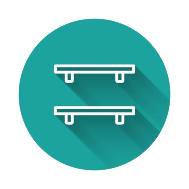 Beyaz çizgi boş ahşap raf simgesi izole edilmiş uzun gölge arkaplanı. Yeşil daire düğmesi. Vektör