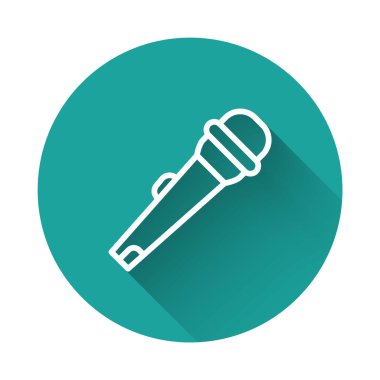 Beyaz çizgi mikrofon simgesi uzun gölge arkaplanı ile izole edildi. Radyodaki mikrofondan. Sözcü işareti. Yeşil daire düğmesi. Vektör