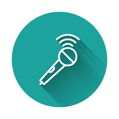 Beyaz çizgi kablosuz mikrofon ikonu uzun gölgeli izole edilmiş. Radyodaki mikrofondan. Sözcü işareti. Yeşil daire düğmesi. Vektör