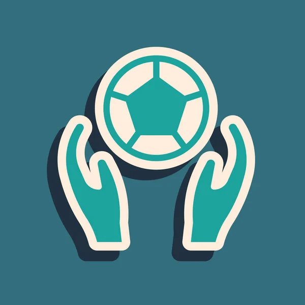 Icono de pelota de fútbol verde aislado sobre fondo verde. Equipamiento deportivo. Estilo de sombra larga. Vector — Vector de stock