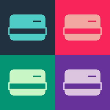 Pop sanat kredi kartı simgesi renk arkaplanında izole edildi. Çevrimiçi ödeme. Nakit çekilmesi. Finansal operasyonlar. Alışveriş tabelası. Vektör