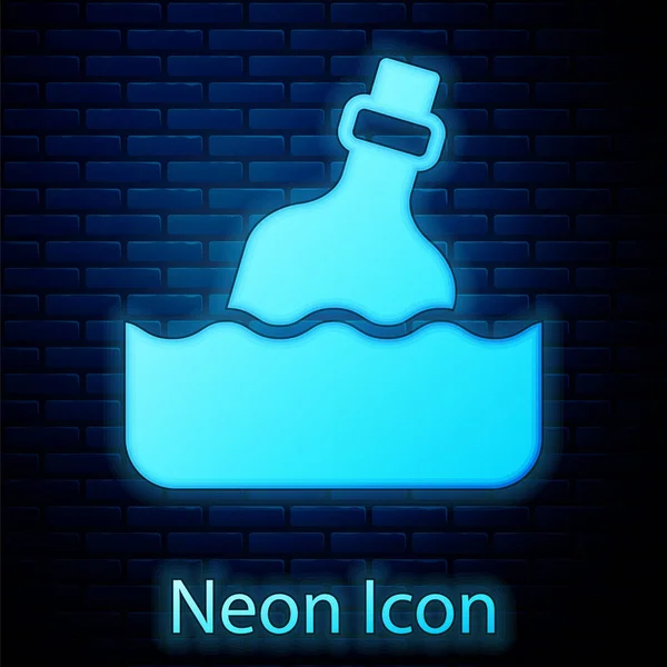 Zářící neon skleněná láhev se zprávou ve vodě ikona izolované na cihlové zdi pozadí. Dopis v láhvi. Pirátský symbol. Vektor — Stockový vektor