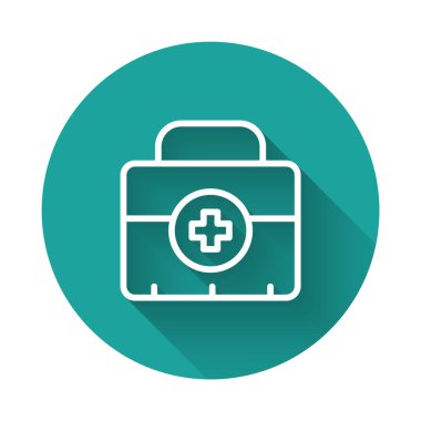 Beyaz çizgi ilk yardım çantası simgesi uzun gölge arkaplanı ile izole edildi. Haçlı sağlık kutusu. Acil durumlar için tıbbi ekipman. Sağlık sigortası konsepti. Yeşil daire düğmesi. Vektör