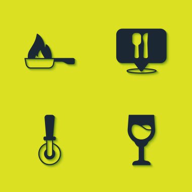 Kızartma tavası, şarap bardağı, pizza bıçağı, kafe ve restoran mekanı ikonu. Vektör