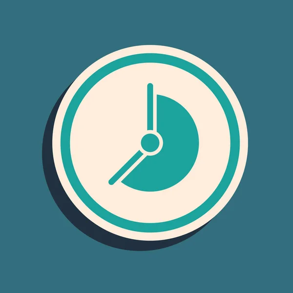 Icono del reloj verde aislado sobre fondo verde. Símbolo de tiempo. Estilo de sombra larga. Vector — Archivo Imágenes Vectoriales