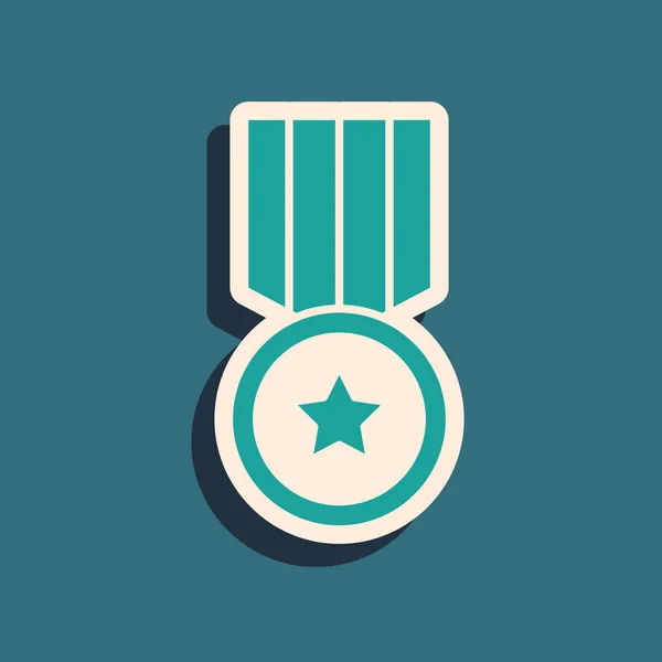 Icono de Medalla Verde aislado sobre fondo verde. Signo de logro del ganador. Medalla de premio. Estilo de sombra larga. Vector — Archivo Imágenes Vectoriales
