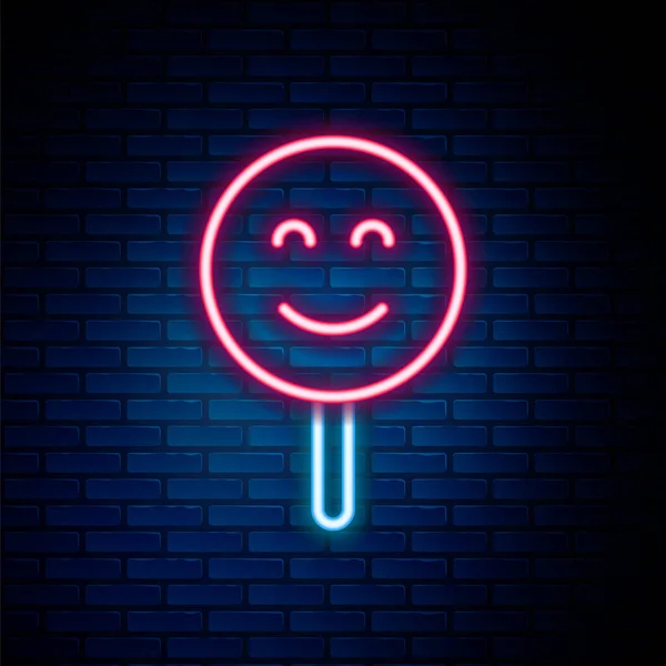 Linea neon incandescente icona del volto sorriso isolato su sfondo muro di mattoni. emoticon sorridente. Felice smiley chat simbolo. Concetto di contorno colorato. Vettore — Vettoriale Stock