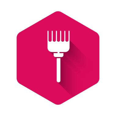 Uzun gölgeli beyaz saç fırçası ikonu. Taraklı saç işareti. Berber sembolü. Pembe altıgen düğmesi. Vektör İllüstrasyonu