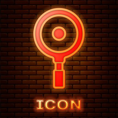 Parlayan neon tava simgesi tuğla duvar arkasında izole edilmiş. Kızartma veya kızartma gıda sembolü. Vektör