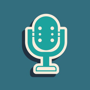 Yeşil mikrofon simgesi yeşil arkaplanda izole edildi. Radyodaki mikrofondan. Sözcü işareti. Uzun gölge tarzı. Vektör