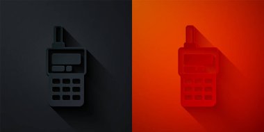 Kağıt kesiği, siyah ve kırmızı arkaplanda izole edilmiş telsiz ikonu. Taşınabilir radyo vericisi simgesi. Radyo alıcı-vericisi işareti. Kağıt sanatı tarzı. Vektör