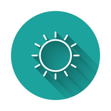 Beyaz çizgi güneş ikonu uzun gölgeli izole edilmiş. Yaz sembolü. Güneşli bir gün. Yeşil daire düğmesi. Vektör İllüstrasyonu