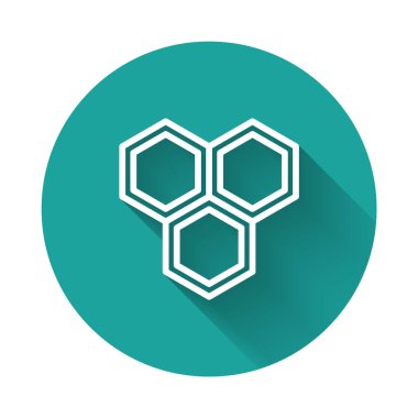 Beyaz çizgi bal peteği simgesi uzun gölge arkaplanı ile izole edildi. Bal hücrelerinin sembolü. Tatlı doğal yemek. Yeşil daire düğmesi. Vektör