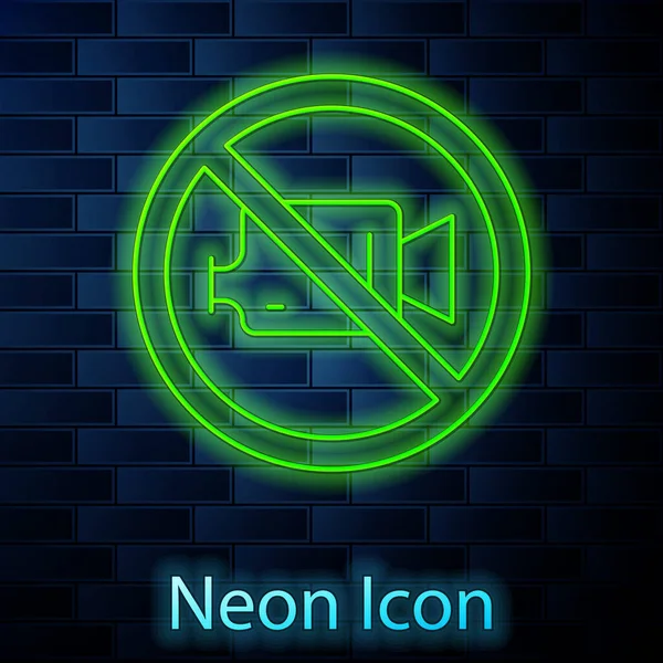 Glödande neon line Förbud tecken ingen video inspelning ikon isolerad på tegelvägg bakgrund. Vektor — Stock vektor