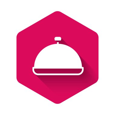 Uzun gölgeli bir yemek ikonu tepsisiyle kaplanmış. Tepsi ve kapak işareti. Kapaklı bir restoran saati. Pembe altıgen düğmesi. Vektör