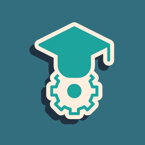 Icono de la tapa de graduación verde aislado sobre fondo verde. Sombrero de graduación con icono de borla. Estilo de sombra larga. Vector — Vector de stock