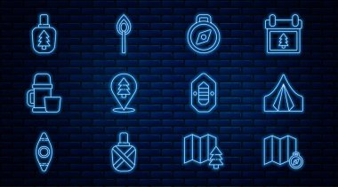 Ormanın yeri haritada, turist çadırı, pusula, termos kabı ve bardak, kantin su şişesi, rafting botu ve ateş ikonuyla yanan kibrit. Vektör