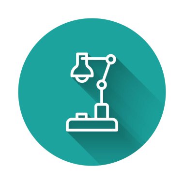 Beyaz çizgi masa lambası simgesi uzun gölge arkaplanı ile izole edildi. Yeşil daire düğmesi. Vektör