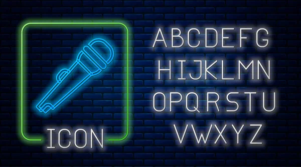 Ícone de microfone de néon brilhante isolado no fundo da parede de tijolo. No microfone de rádio aéreo. Sinal de orador. Alfabeto claro de néon. Vetor — Vetor de Stock