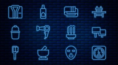 Sauna termometresi, ahşap bank, havlu yığını, saç kurutma makinesi, kova, bornoz, tütsü çubukları ve saç spreyi ikonu için sprey kutusu. Vektör