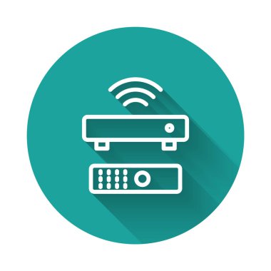 Beyaz çizgi, kablosuz multimedya ve TV kutusu alıcısı ve uzaktan kumanda simgesine sahip uzun gölgeli bir oyuncu. Yeşil daire düğmesi. Vektör