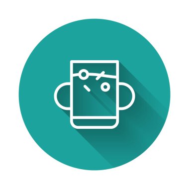 Beyaz çizgili çay fincanı ve uzun gölgeli yaprak ikonu. Yeşil daire düğmesi. Vektör