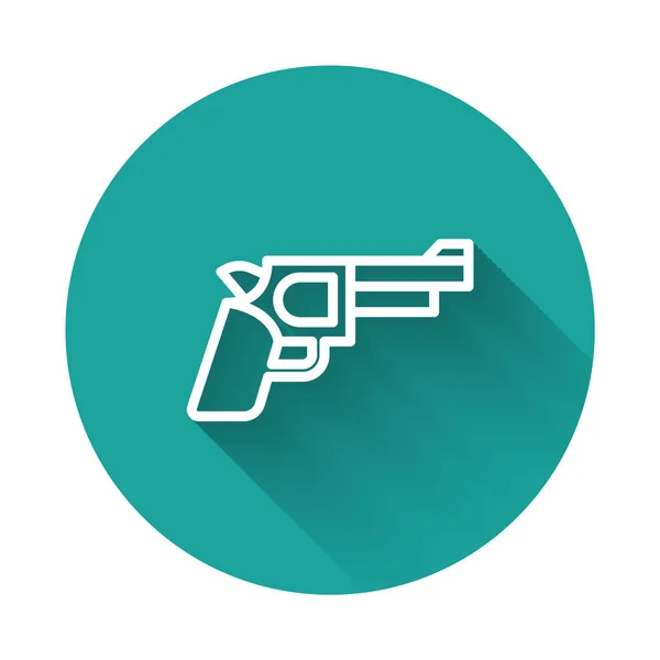 Bílá čára Pistole nebo zbraň ikona izolované s dlouhým stínovým pozadím. Policejní nebo vojenská zbraň. Malá zbraň. Zelený knoflík. Vektor — Stockový vektor