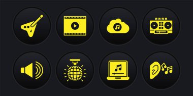 Hoparlör sesi, DJ uzaktan kumandası ve karışık müzik, Disko topu, notalı dizüstü bilgisayar, müzik akışı hizmeti, Online çalma videosu, Ear dinleme ses sinyali ve elektronik bas gitar ikonu. Vektör