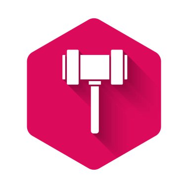 Beyaz Yargıç Tokmak ikonu uzun gölgelerle izole edilmiş. Gavel cezaların, faturaların, mahkemenin, adaletin hükmünü verecek. Açık arttırma çekici. Pembe altıgen düğmesi. Vektör..