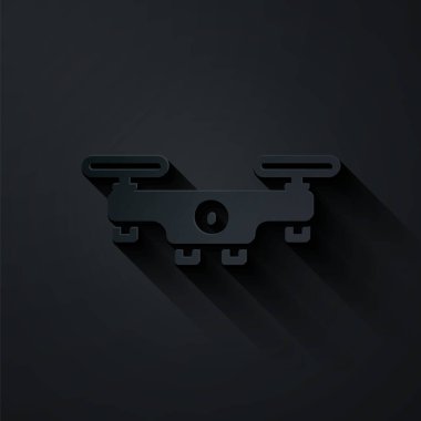 Kağıt kesiği uçan İHA ikonu siyah arka planda izole edildi. Video ve fotoğraf makinesi sembollü dörtlü helikopter. Kağıt sanatı tarzı. Vektör.