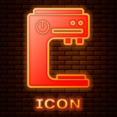 Parlayan neon kahve makinesi simgesi tuğla duvar arkasında izole edilmiş. Vektör.