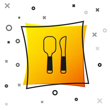 Siyah Bıçak ve kaşık ikonu beyaz arka planda izole edilmiş. Mutfak aletleri. Çatal bıçak seti. Sarı kare düğme. Vektör.