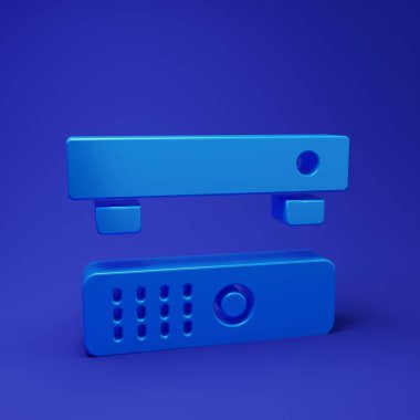 Mavi Multimedya ve TV kutu alıcısı ve uzaktan kumanda simgesine sahip oyuncu mavi arkaplanda izole edildi. Minimalizm kavramı. 3 Boyutlu resimleme.