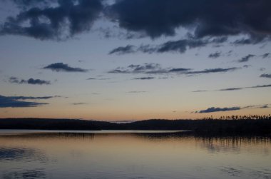 Yukarı Pulongskoye Gölü kıyısındaki Karelia kayalıklarında vahşi orman.