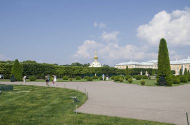 Parktaki yeşil alanlar ve sokaklar Peterhof