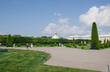 Parktaki yeşil alanlar ve sokaklar Peterhof
